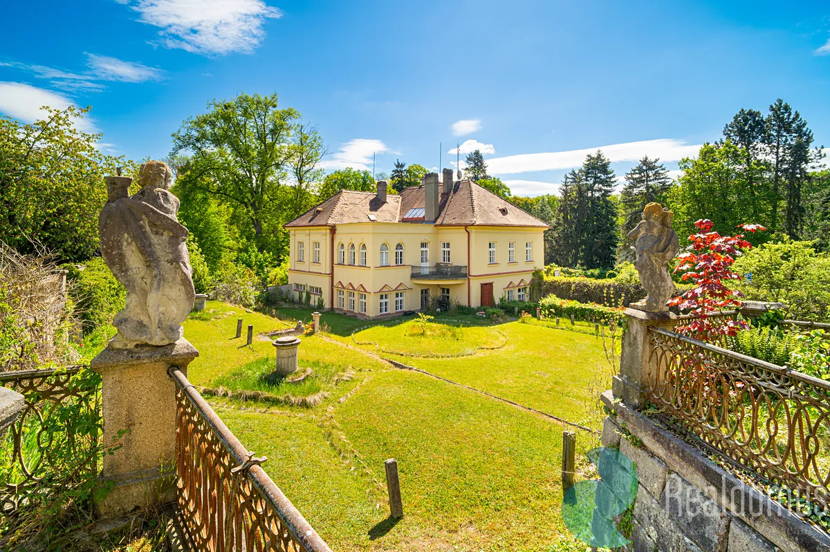 Prodej vily 322 m², pozemek 2633 m²